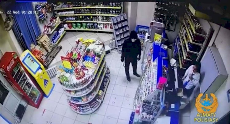 Двое налетчиков с гвоздодером и топором ограбили АЗС в Алматы – видео