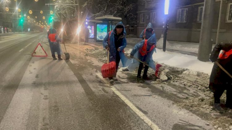 В Алматы продолжается уборка снега