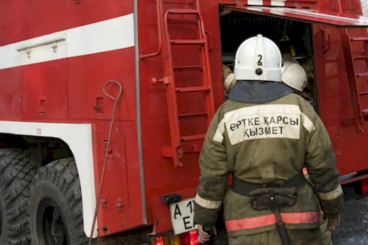 В многоэтажке Алматы загорелась квартира