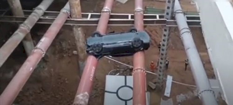 Чудом избежал смерти водитель, попав в странное ДТП на стройплощадке – видео