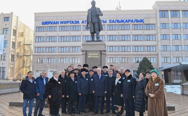 Президент возложил цветы к памятнику писателю Шерхану Муртазе