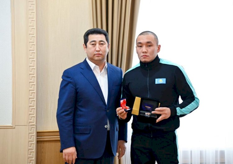 Чемпиону мира по паралыжному спорту Ерболу Хамитову вручили ключи от служебной квартиры