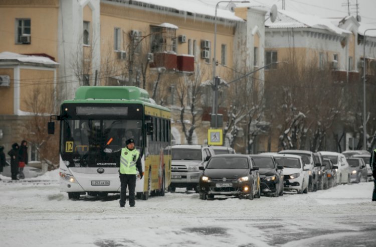 Снегопад оставил атыраусцев без света
