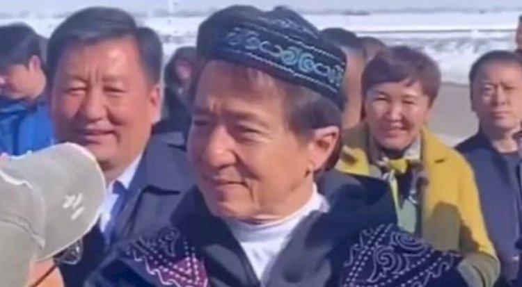 Джеки Чан спел песню на казахском языке