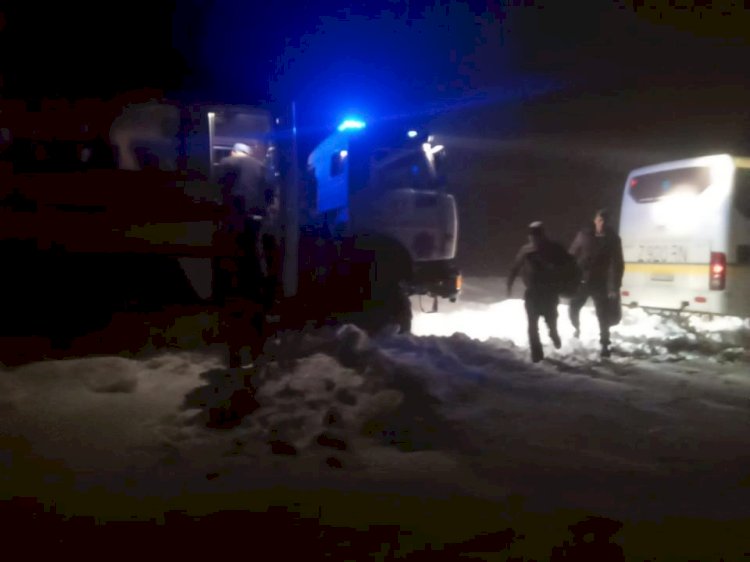 В Карагандинской области спасатели эвакуировали из снежного заноса порядка 30 человек