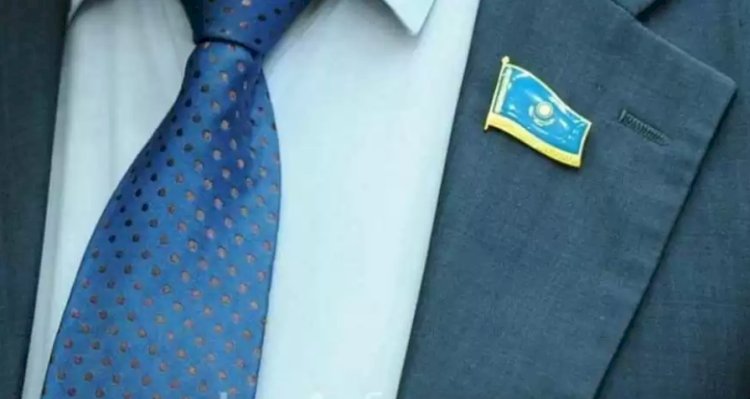 Новым казахстанским мажилисменам вручили удостоверения и нагрудные знаки