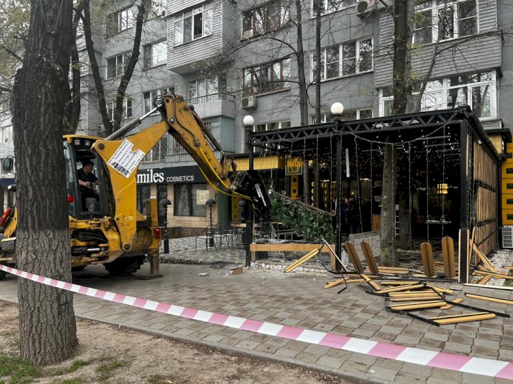 Очередное незаконное летнее кафе сносят в Алматы