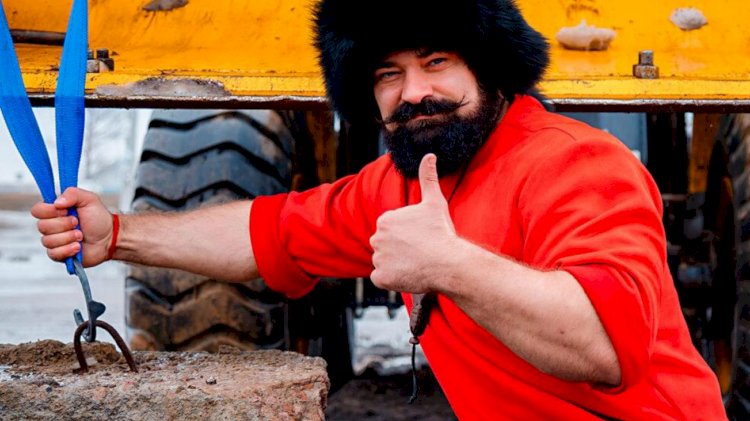 Сергей Цырульников перекусывает гвозди и тянет тепловозы