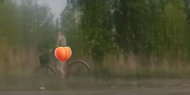 Велосипедист в стрингах напугал девушек на костанайском пляже