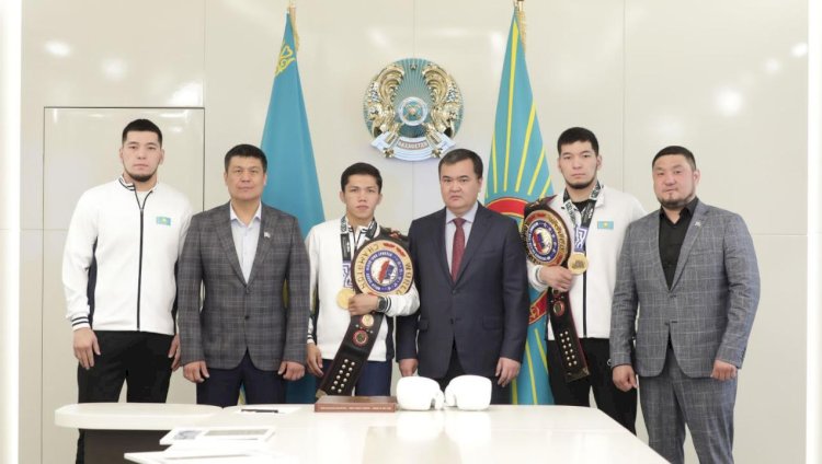 Чемпионам мира по боксу подарили трехкомнатные квартиры в Астане