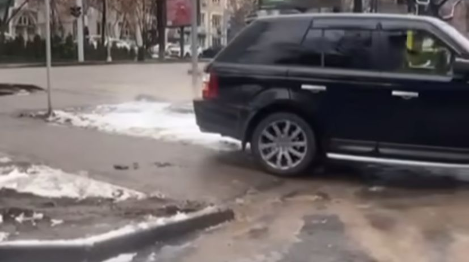 Человек и закон: в Алматы наказан водитель внедорожника, заехавший на газон