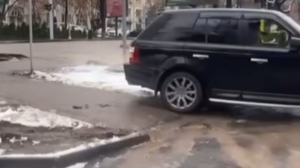 Человек и закон: в Алматы наказан водитель внедорожника, заехавший на газон