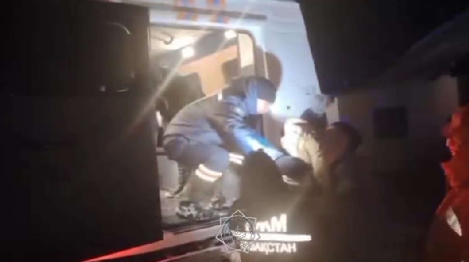 Спасатели МЧС помогли транспортировать годовалого малыша