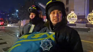 При пожаре здания КБТУ флаг Казахстана не пострадал