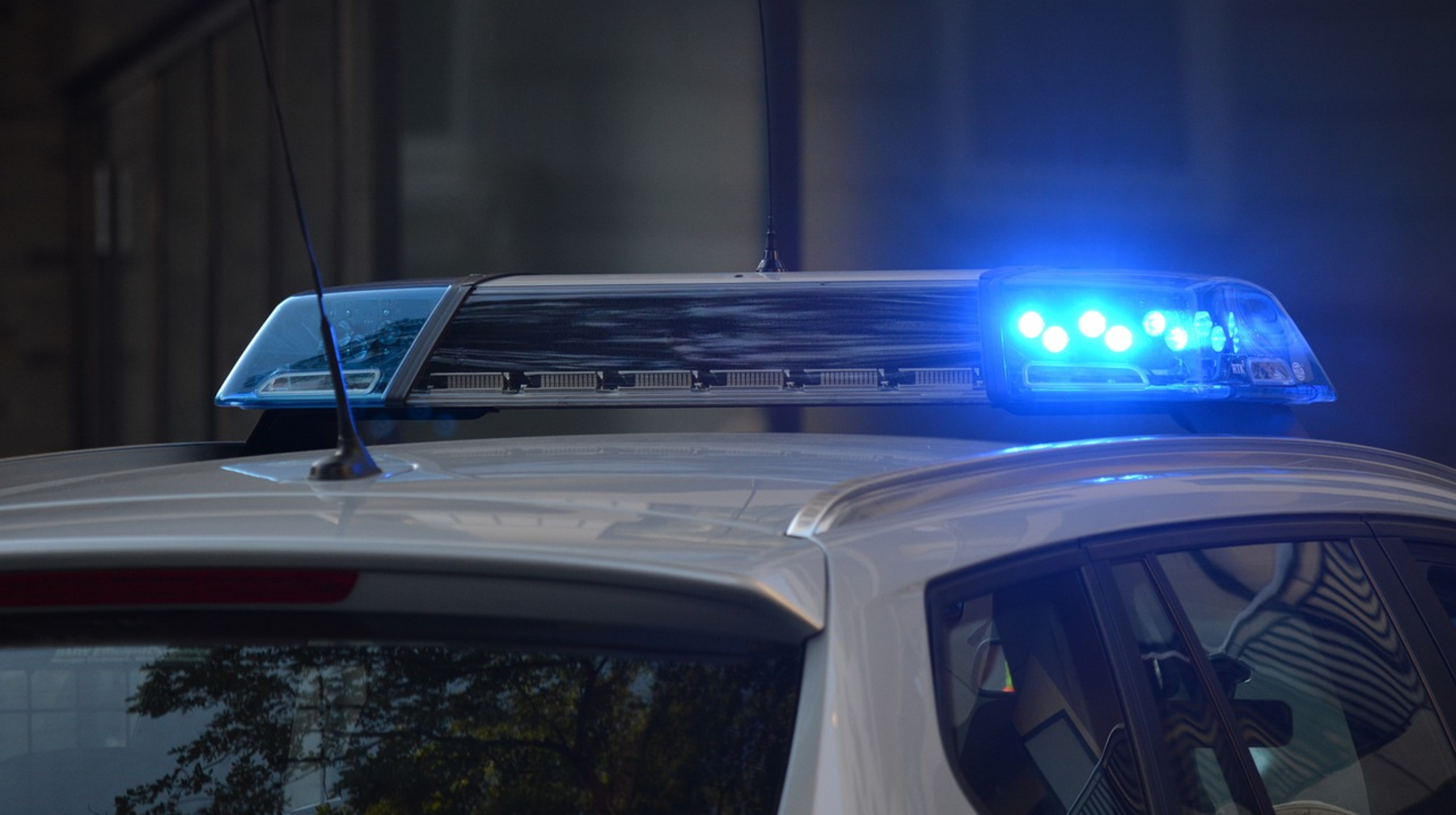 Били витрины, двери и шлагбаум: очередных вандалов наказали в Астане