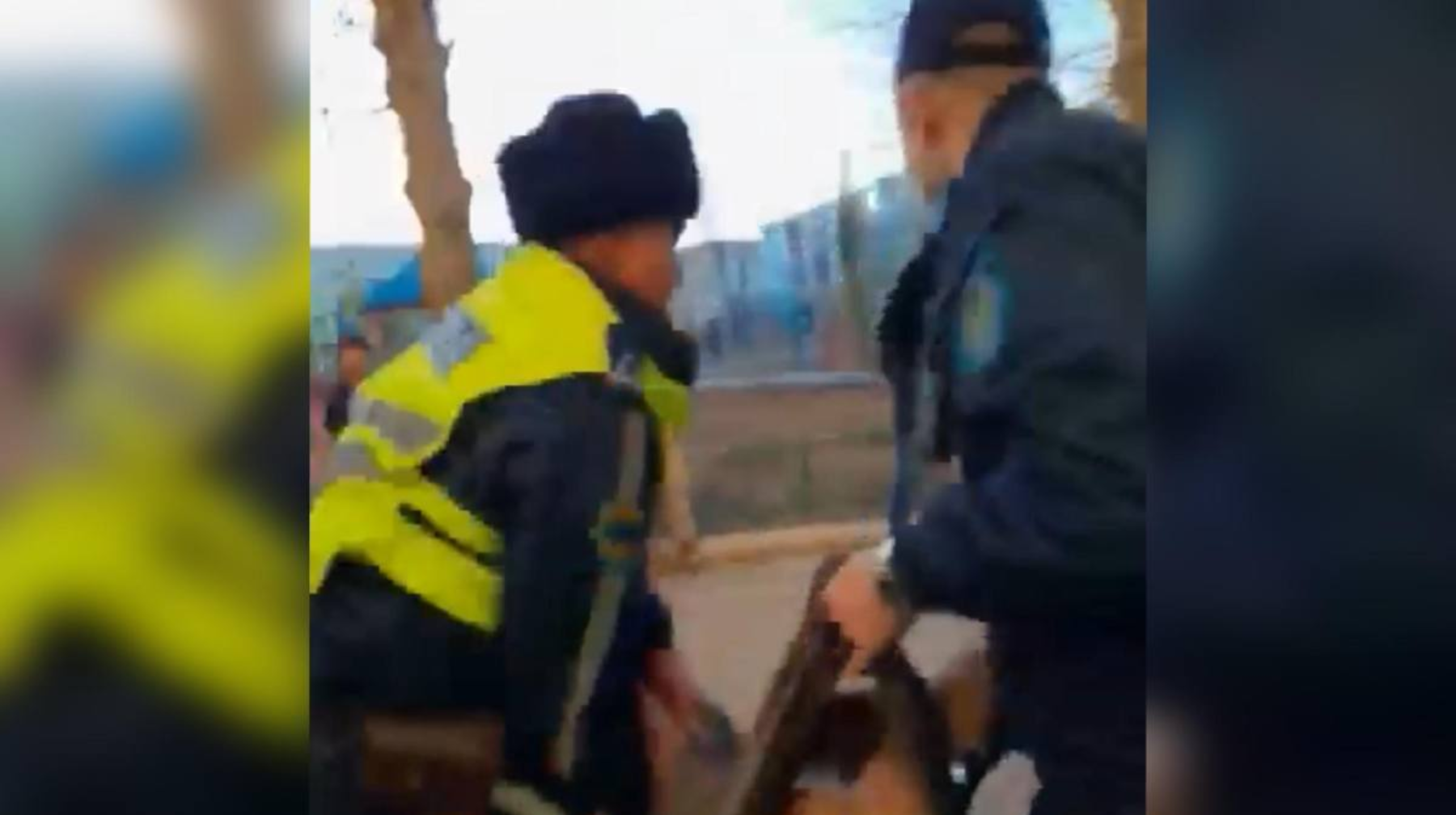 Полицейские спасли мужчину и ребенка, потерявших сознание, из задымленной квартиры в Кокшетау