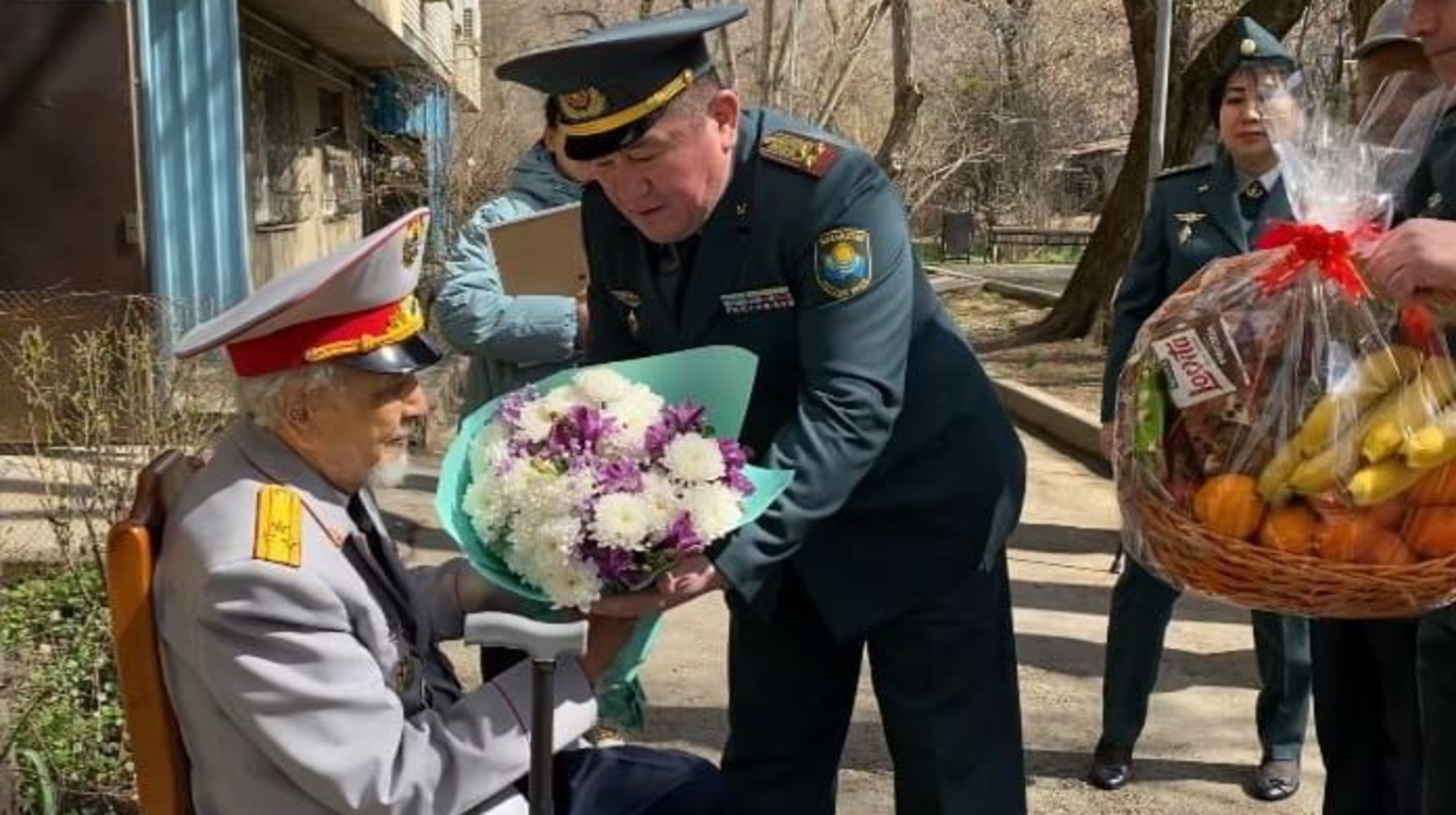80-летие Победы: в Алматы гвардейцы почтили 101-летнего ветерана войны