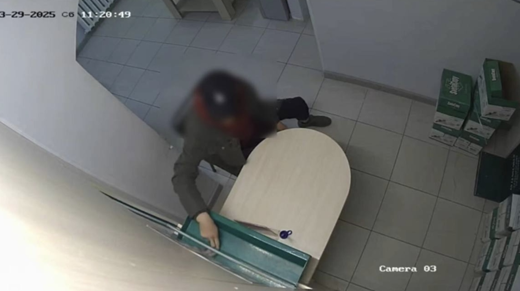 Грабитель попал на видеокамеру ломбарда в Уральске 