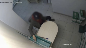 Грабитель попал на видеокамеру ломбарда в Уральске 