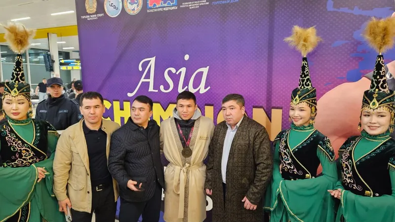 Казахстанских борцов торжественно встретили в Алматы