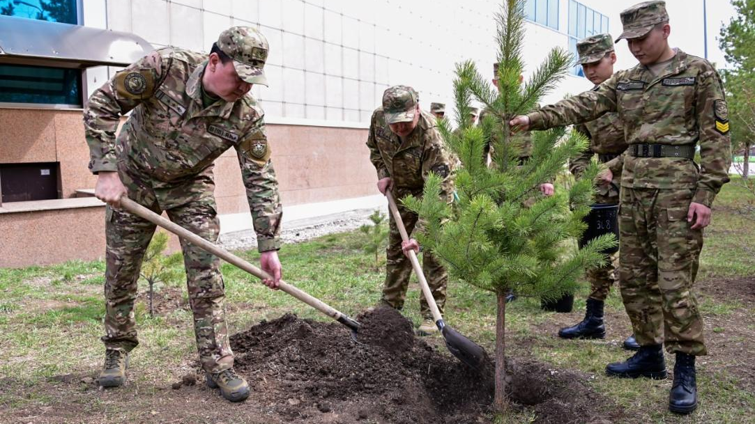 Экоакцию к юбилею Победы провели в военном колледже Астаны 