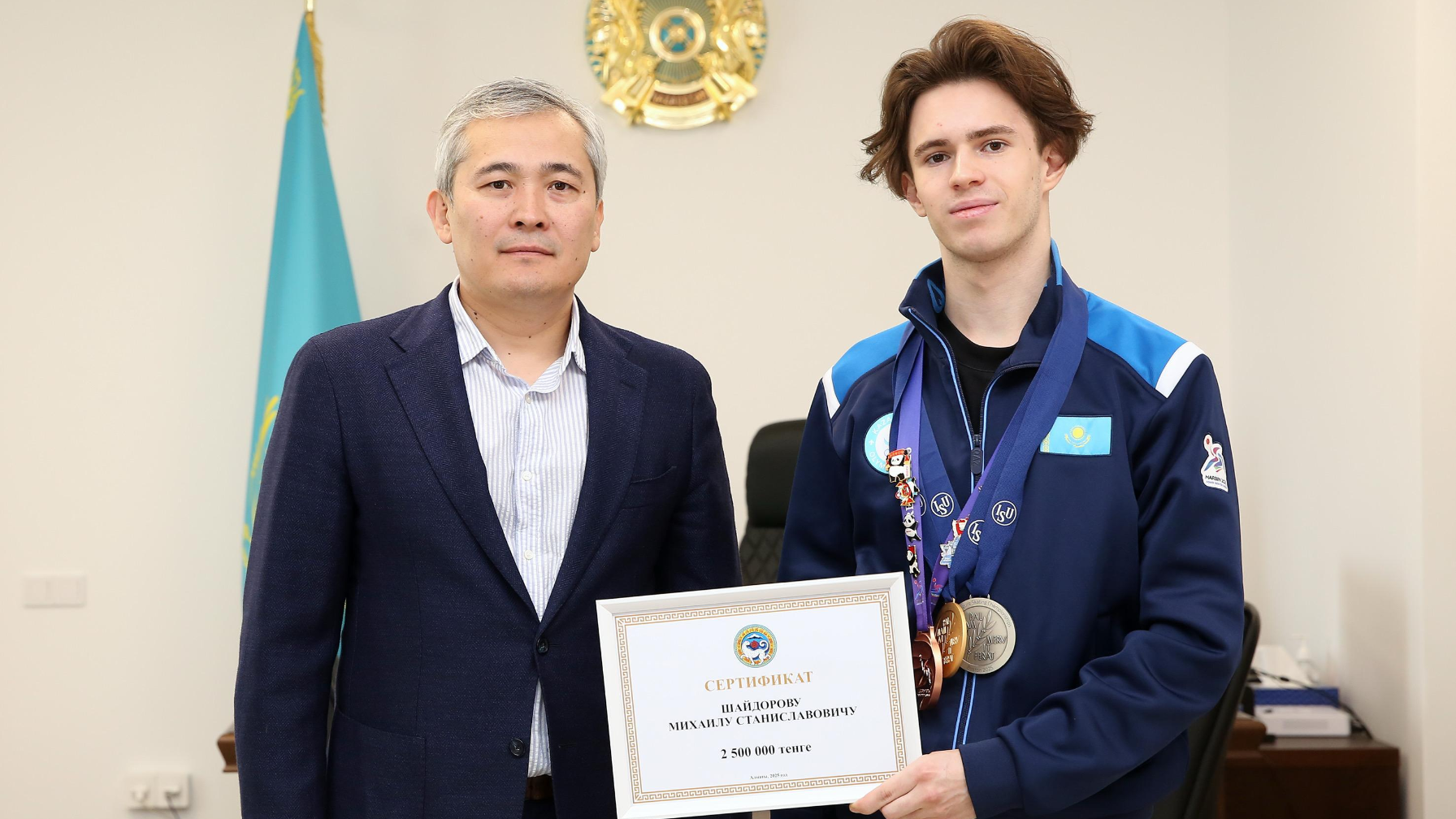 Михаила Шайдорова поздравили в акимате Алматы с серебром на чемпионате мира