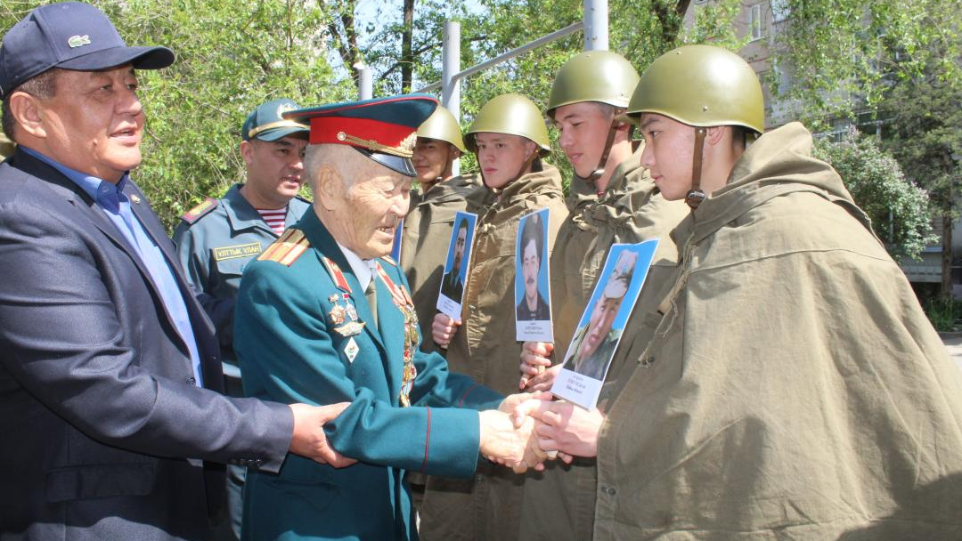 В Алматы гвардейцы поздравили 90-летнего ветерана тыла с юбилеем и Днем Победы