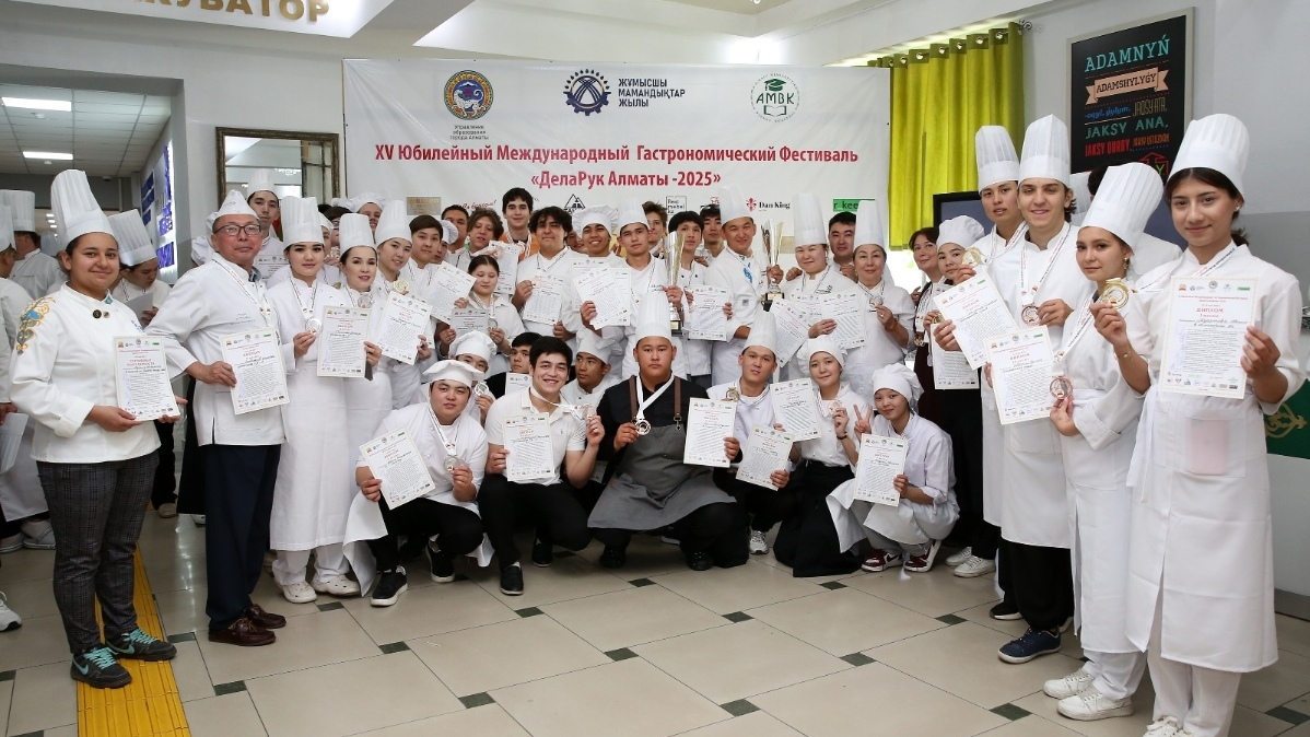 Студенты бизнес-колледжа продемонстрировали мастерство на фестивале «ДелаРук Алматы-2025»