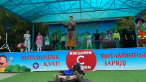 Сказочные герои поздравили детей с праздником в Family Park