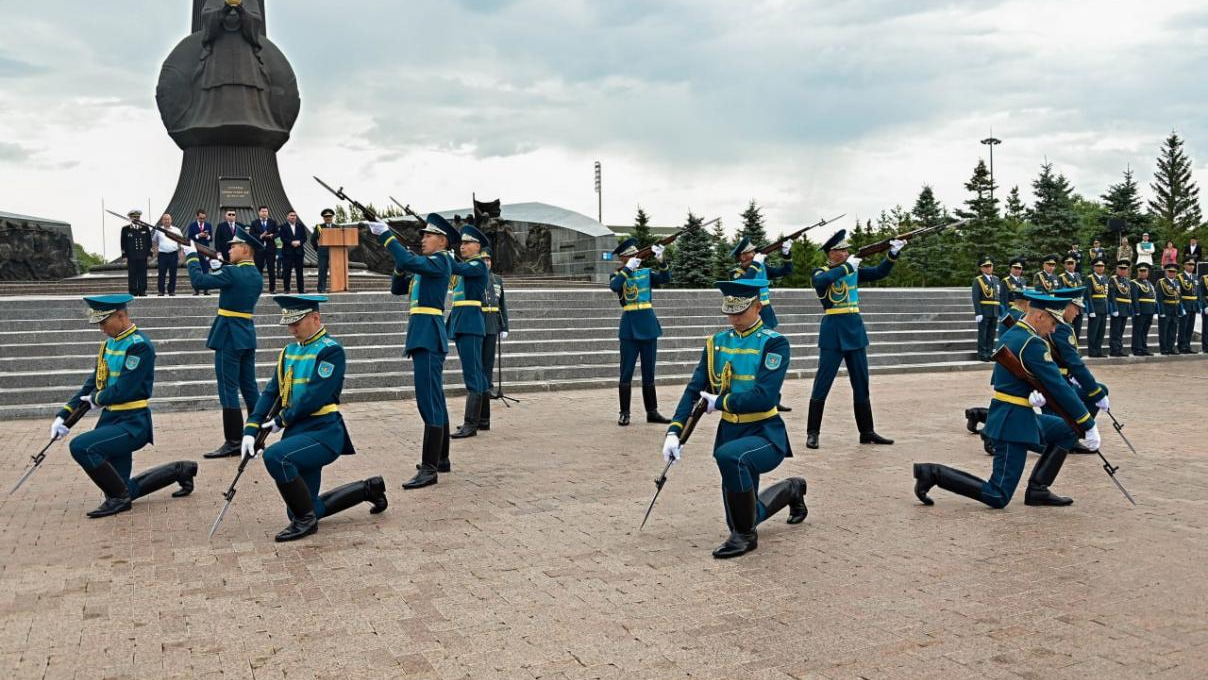 Более трехсот выпускников военных кафедр вузов Астаны присягнули на верность Родине