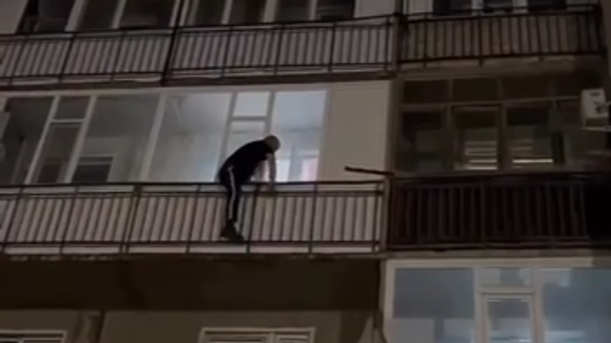 В Семее полицейские спасли малыша из запертой квартиры