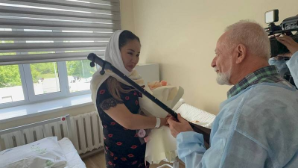 В Караганде новорожденным детям подарили по домбре