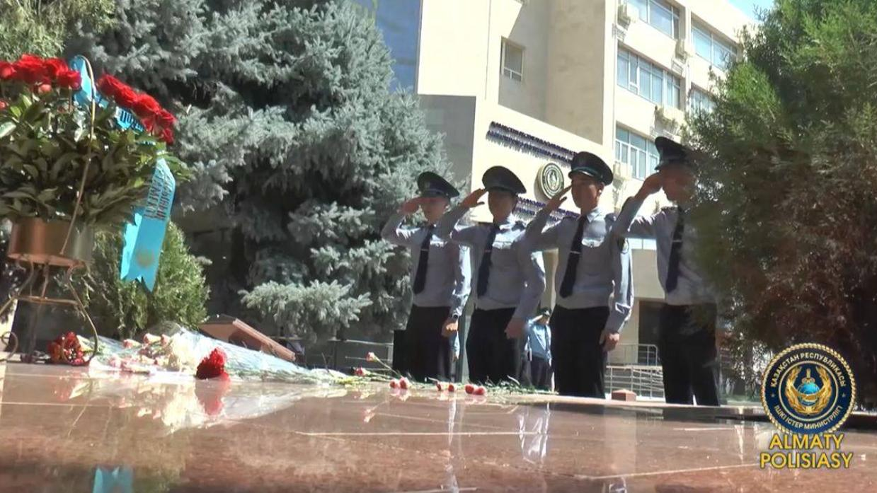 В Алматы почтили память погибших сотрудников полиции