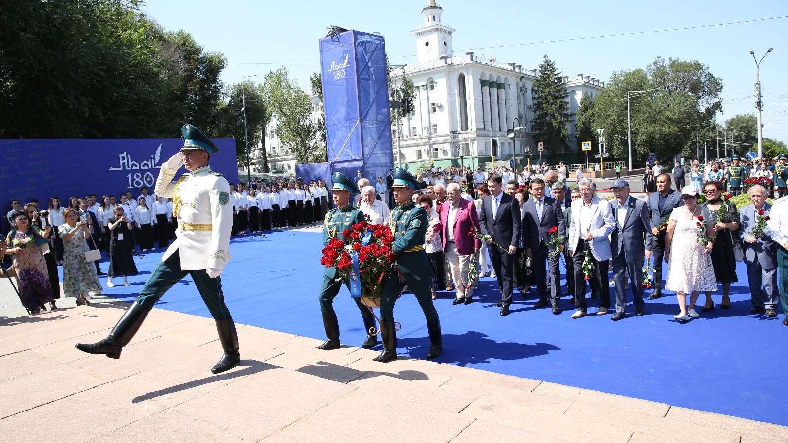 В Алматы более 5 тыс. человек спели песни Абая и возложили цветы к его памятнику