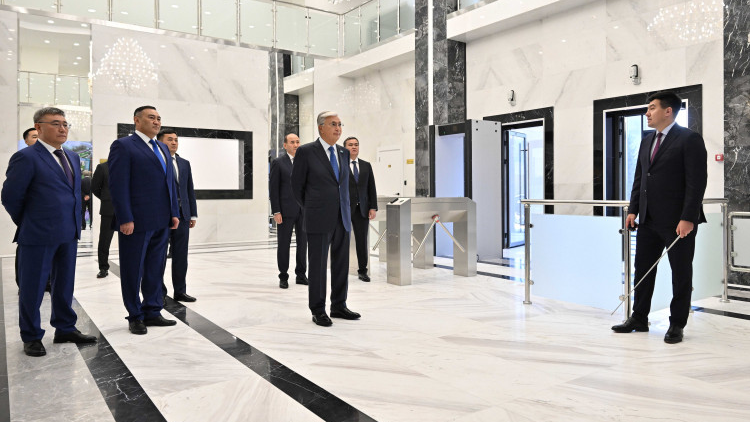 Токаев посетил новое здание ДКНБ в Астане
