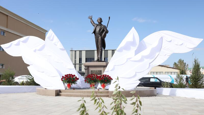 Токаев направил поздравление по случаю открытия памятника Нургисе Тлендиеву