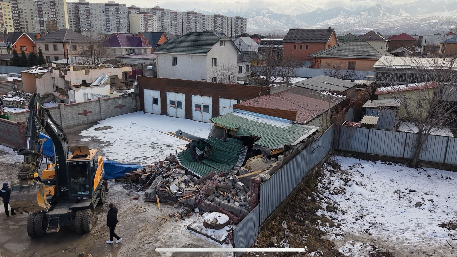 В Алматы сносят незаконную автомойку