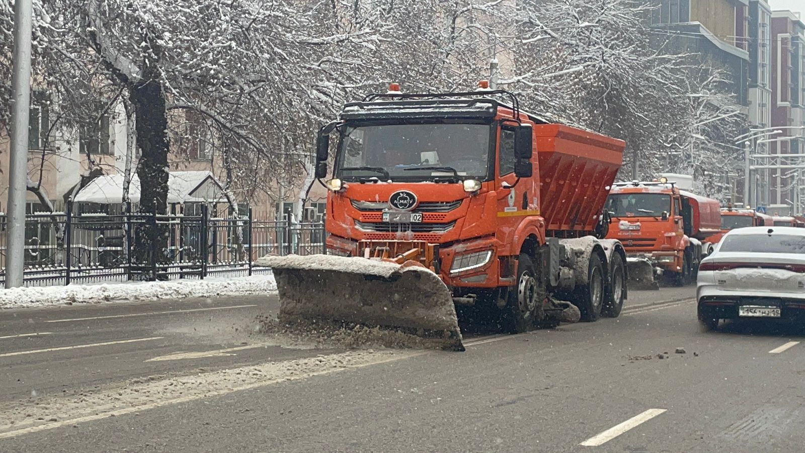 Снегопад в Алматы: коммунальные службы работают в усиленном режиме  