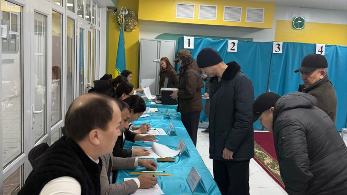 В Алматы избиратели начали приходить на участки ещё до их открытия