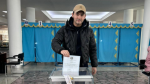 Певца Куандыка Рахыма заметили на участке для голосования в Алматы