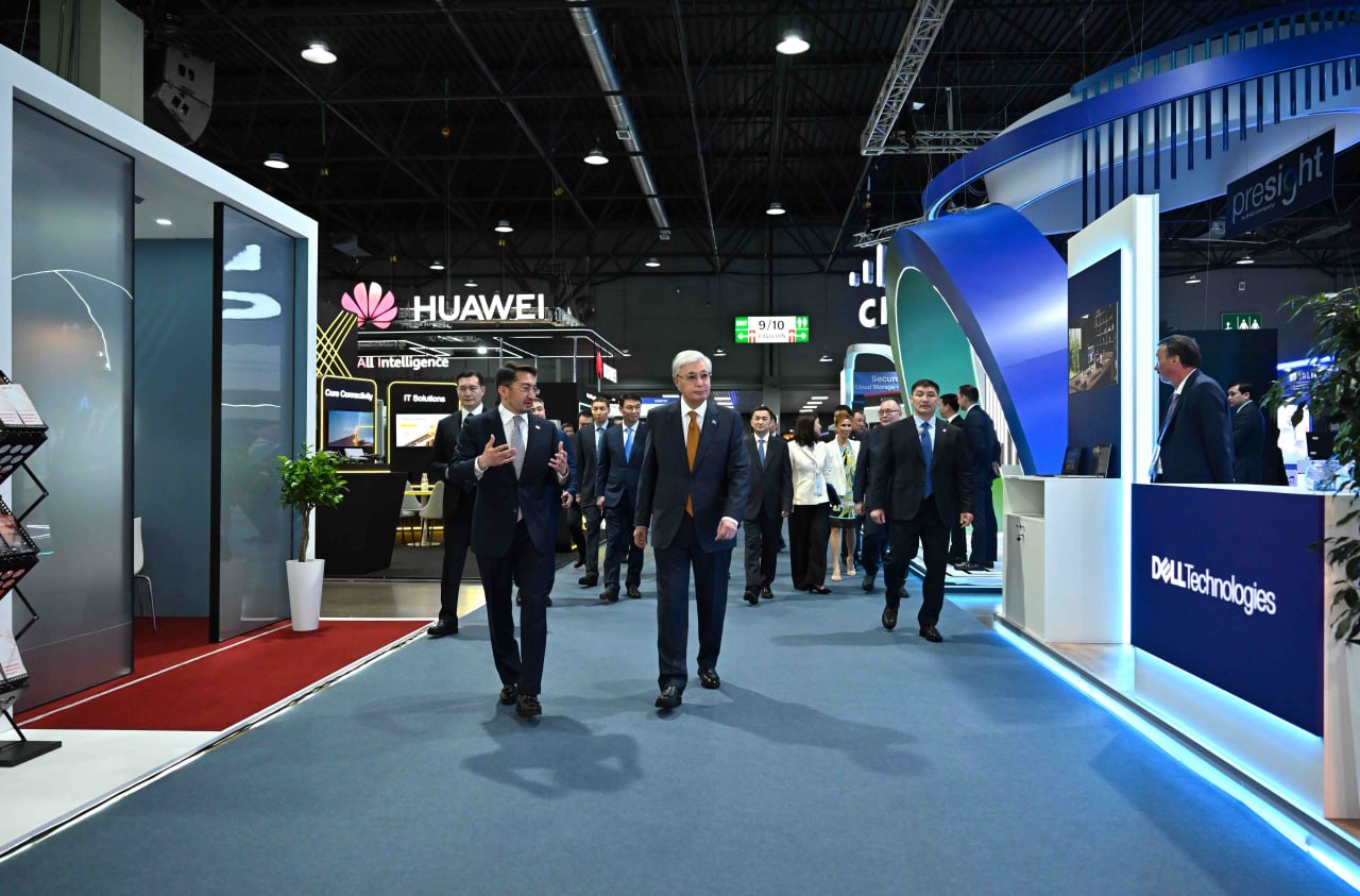 Глава государства посетил выставку GITEX AI Central Asia & 