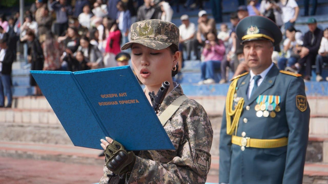 Будущие офицеры запаса приняли военную присягу в Университете Нархоз