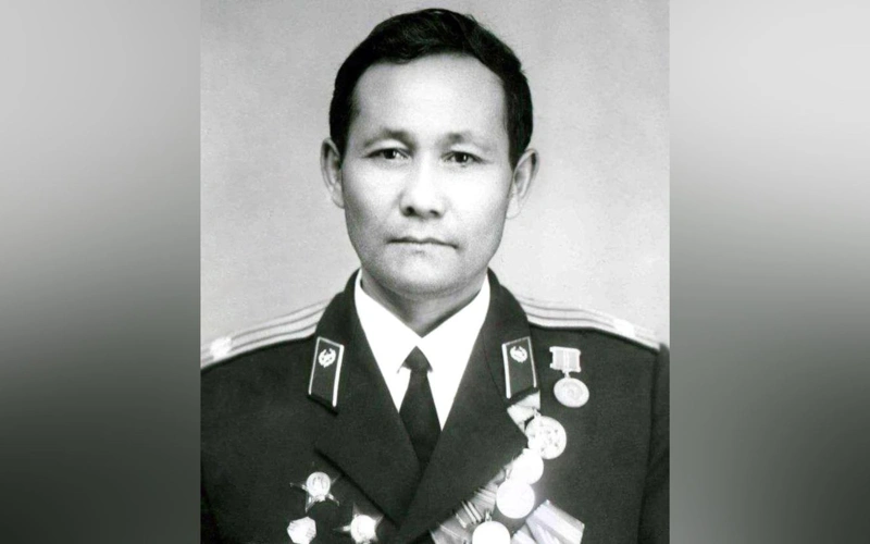 Глава государства вручил награду сыну «Халық қаһарманы» Кенжебаю Маденову