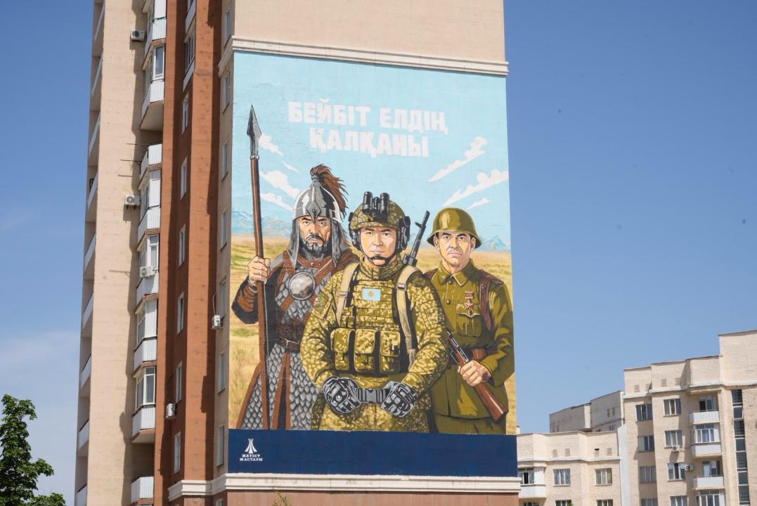 В День защитника Отечества в Жетісу открыли мурал «Бейбіт елдің қалқаны»
