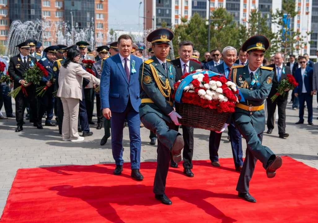 В Усть-Каменогорске прошла церемония возложения цветов к памятнику Народного Героя Сагадата Нурмагамбетова