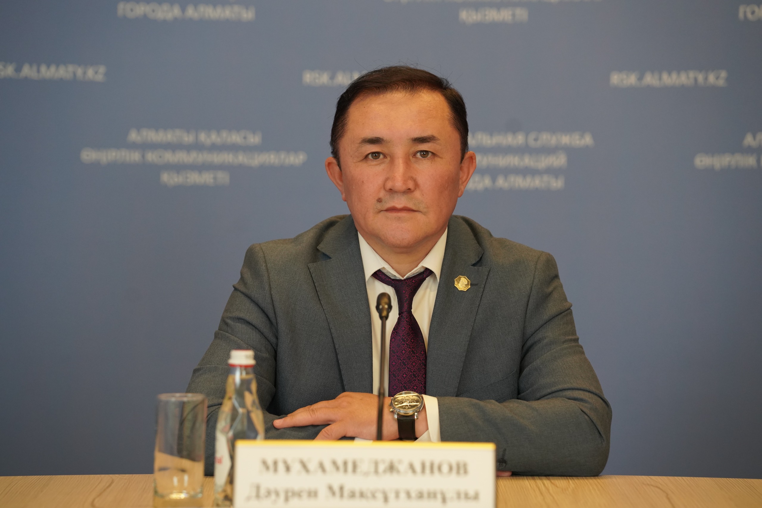 Более 80 авторских работ представили на выставке Даурена Максутханулы в Алматы