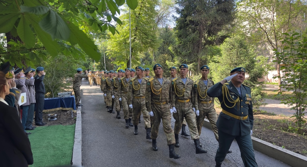 К мемориалу Сагадата Нурмагамбетова в Алматы возложили цветы