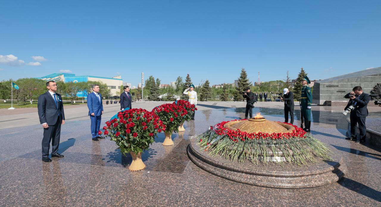 Олжас Бектенов, Маулен Ашимбаев и Ерлан Кошанов почтили память погибших в годы войны