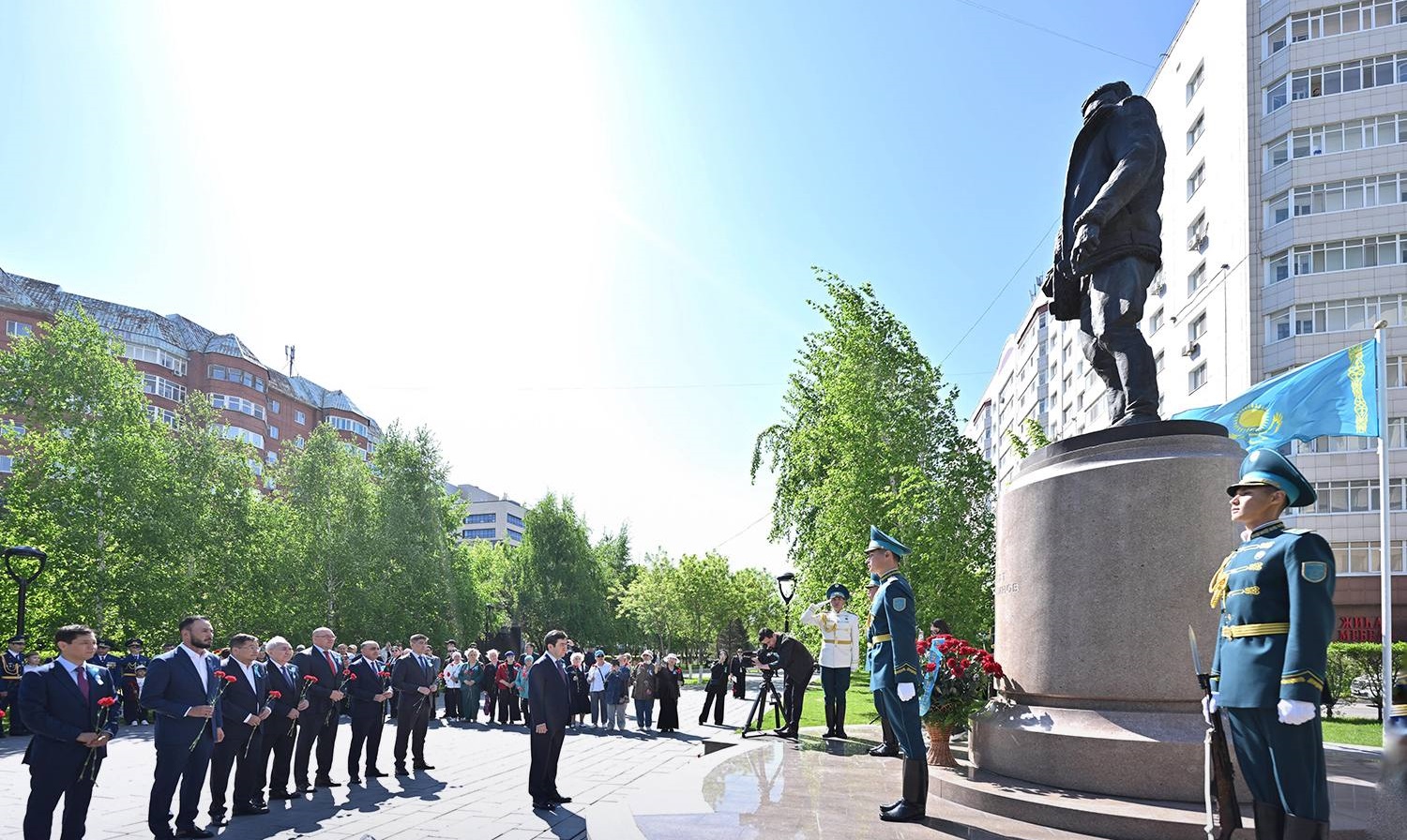 Спикер Мажилиса возложил цветы к памятнику Талгату Бигельдинову