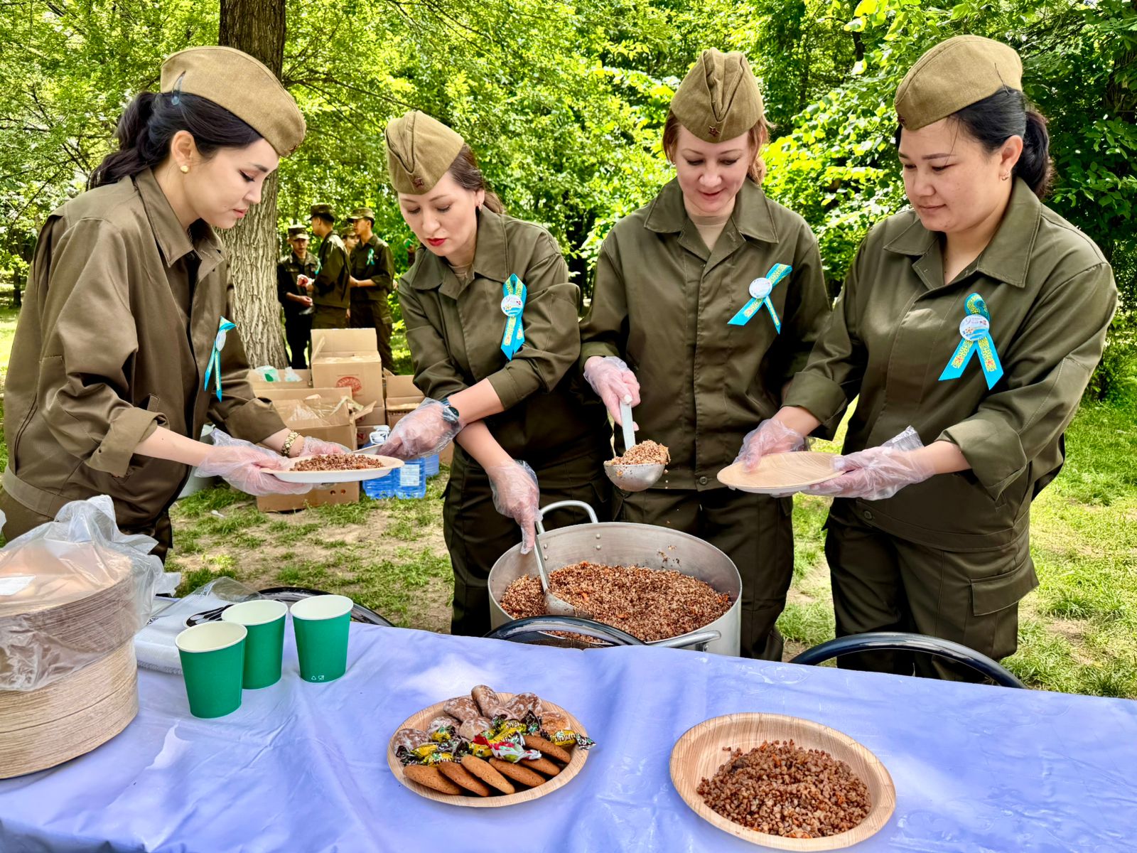 Курсанты ВИИРЭиС угостили алматинцев солдатской кашей в честь Дня Победы